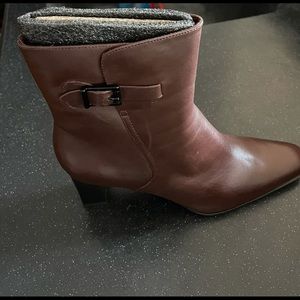 New Italian leather chocolate Bandolino booties